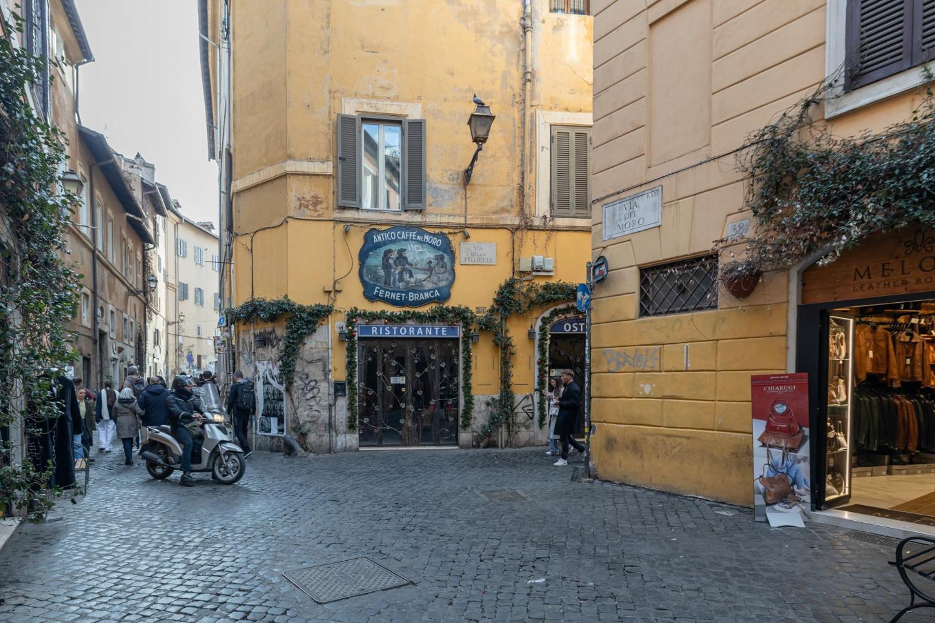 Apartment Vibrant Trastevere 2 Bedrooms On Via Del Moro